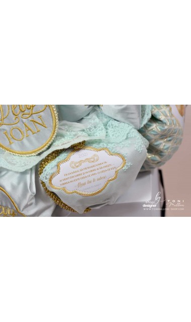 Lumanare botez cu ingeri gold dantela verde menta si broderie cu numele bebelusului cusuta in baza lumanarii 22